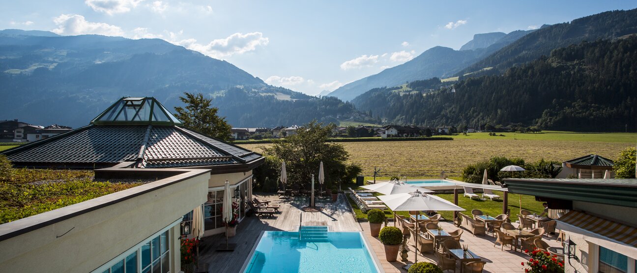 Die Terrasse und der Pool laden im Sommer im Hotel Theresa zum Verweilen ein