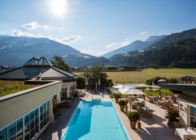 Die Terrasse und der Pool laden im Sommer im Hotel Theresa zum Verweilen ein