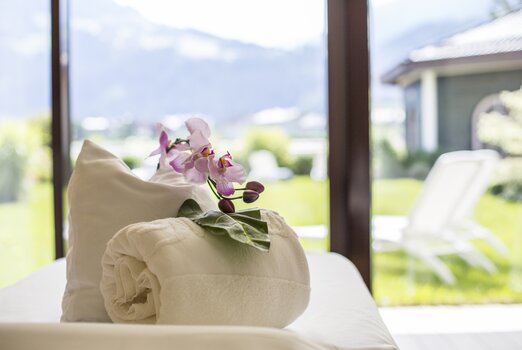 Der Ausblick aus einer Spa-Kabine im Hotel Theresa im Zillertal zeigt die Berge