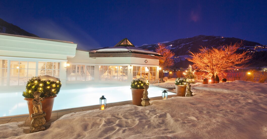 Winter Pool weihnachtliche Beleuchtung Hotel Theresa Zillertal Winter Pool weihnachtliche Beleuchtung Hotel Theresa Zillertal