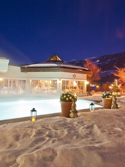 Winter Pool weihnachtliche Beleuchtung Hotel Theresa Zillertal