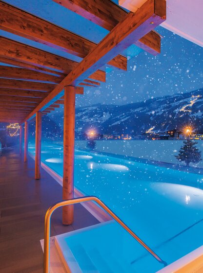 Dicke Schneeflocken Winterauszeit im Hotel Theresa im Zillertal Schneeflocken fallen auf den 25-Meter-Pool im Hotel Theresa