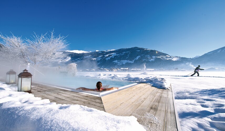 Langläufer passiert den Solepool des Hotel Theresa im Zillertal