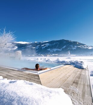 Langläufer passiert den Solepool des Hotel Theresa im Zillertal