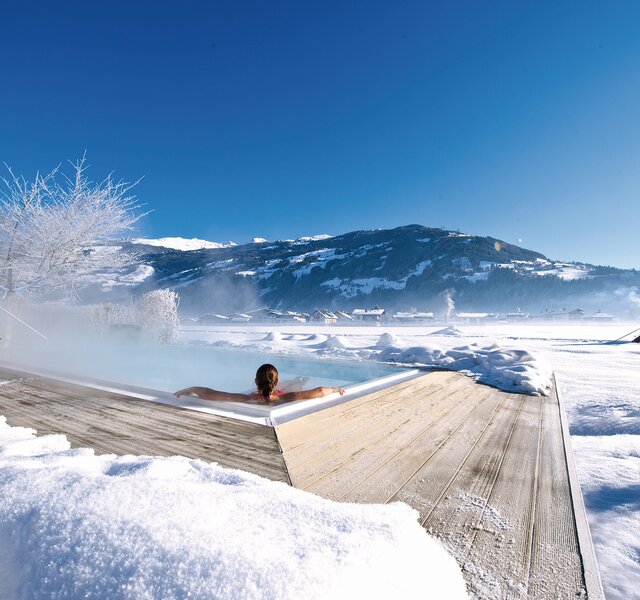Wellnessurlaub im Zillertal Solepool im Winter mit Langläufer Hotel Theresa