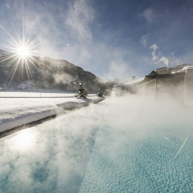 Winterliche Sonne scheint auf den Sportpool des Hotel Theresa im Zillertal