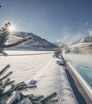 Schnee liegt am Sportpool des Hotel Theresa