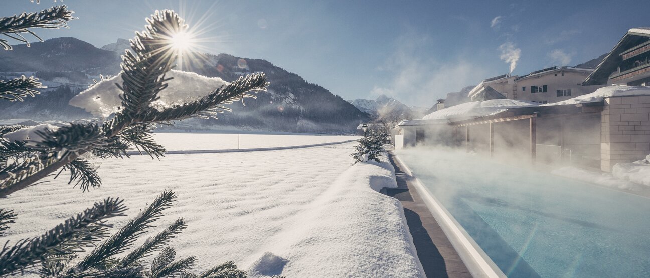 Schnee liegt am Sportpool des Hotel Theresa