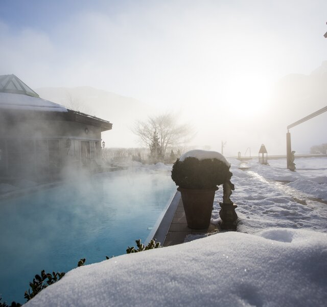 Winter Stimmung dampfender Pool Hotel Theresa Zillertal