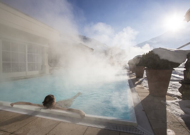 The outdoor pool of Hotel Theresa in the Zillertal in winter