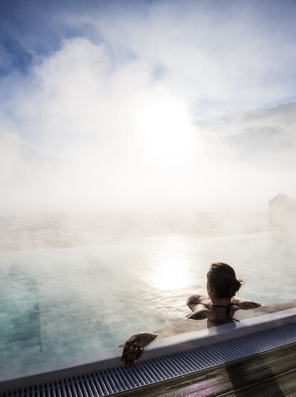 Wellnessurlaub im Zillertal Solepool im Winter mit Ausblick Hotel Theresa Wellnessurlaub im Zillertal Solepool im Winter mit Ausblick Hotel Theresa
