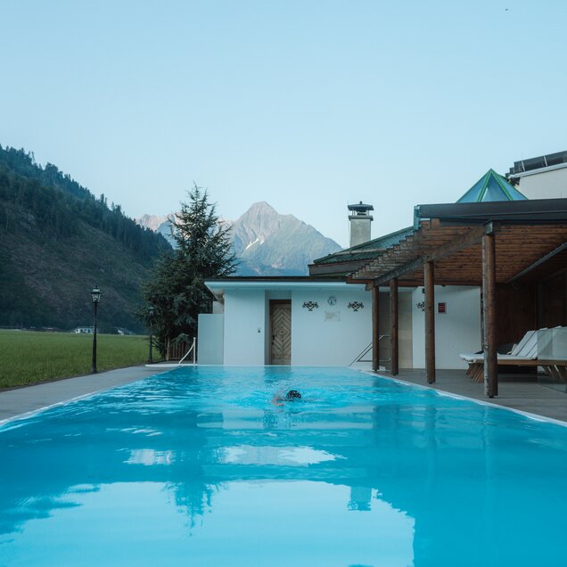Ein Pool im Wellnesshotel Theresa im Zillertal in der Morgenstimmung | © Carmen Huter