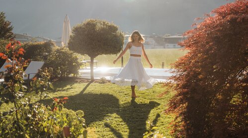 Die Morgensonne scheint in den Garten des Wellnesshotel Theresa im Zillertal | © Carmen Huter