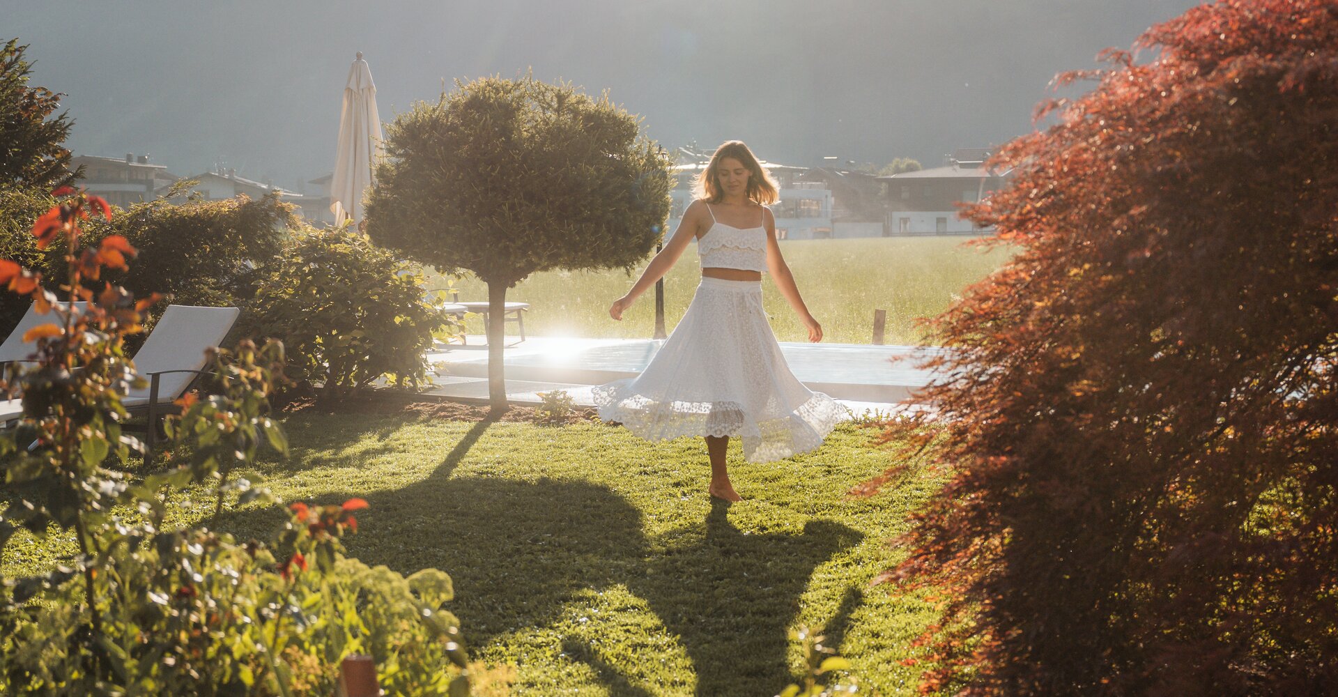 Die Morgensonne scheint in den Garten des Wellnesshotel Theresa im Zillertal | © Carmen Huter