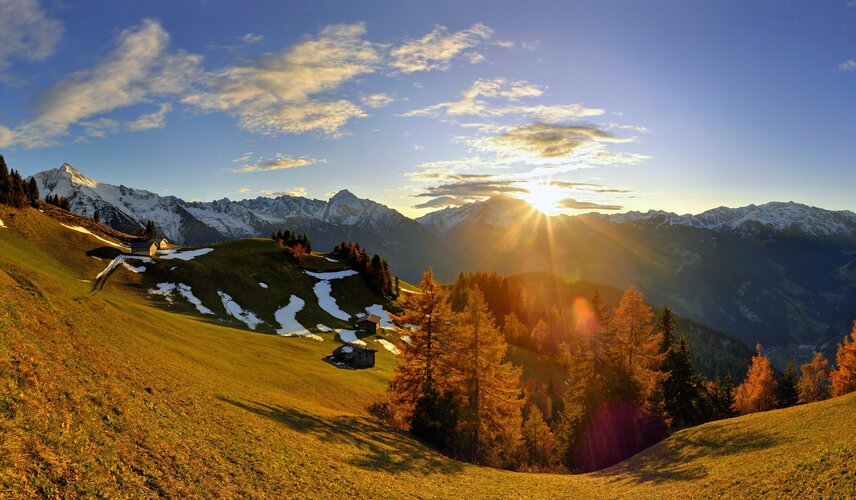 Herbstliche Landschaft mit Bergen im Zillertal nahe dem Hotel Theresa im Zillertal
