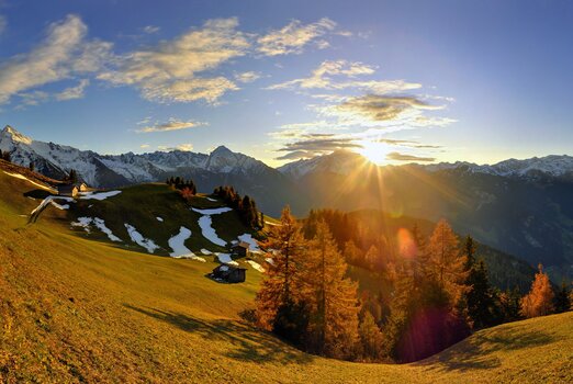 Herbstliche Landschaft mit Bergen im Zillertal nahe dem Hotel Theresa im Zillertal