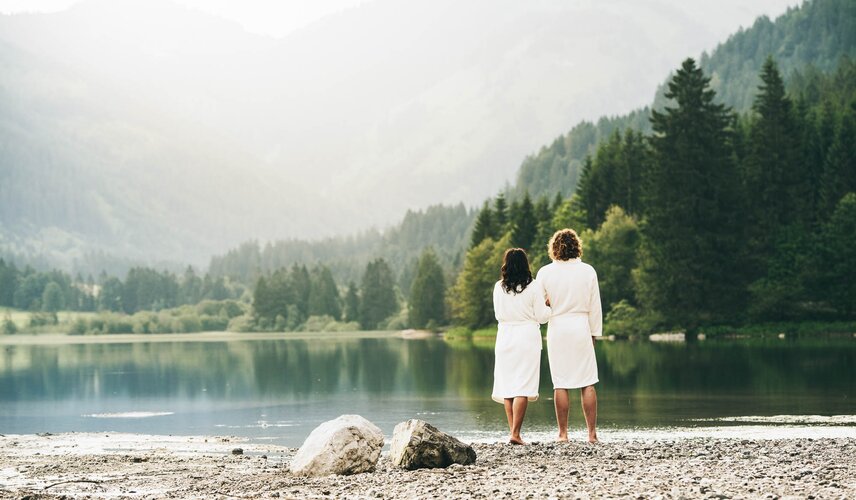 Auszeit zu Zweit Paar am See Hotel Theresa im Zillertal