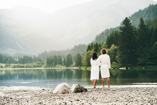 Auszeit zu Zweit Paar am See Hotel Theresa im Zillertal