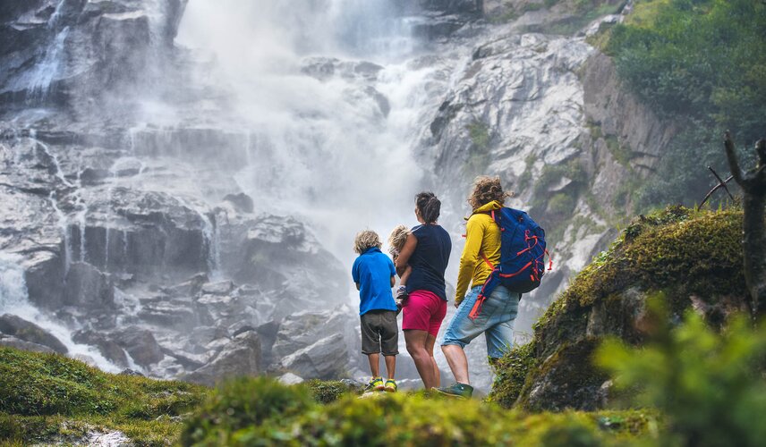 Eine Familie bewundert die Krimmler Wasserfälle