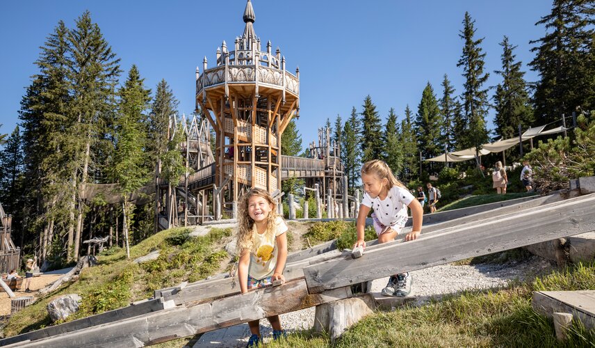 Zwei Mädchen spielen im Fichtenschloss auf der Rosenalm in Zell