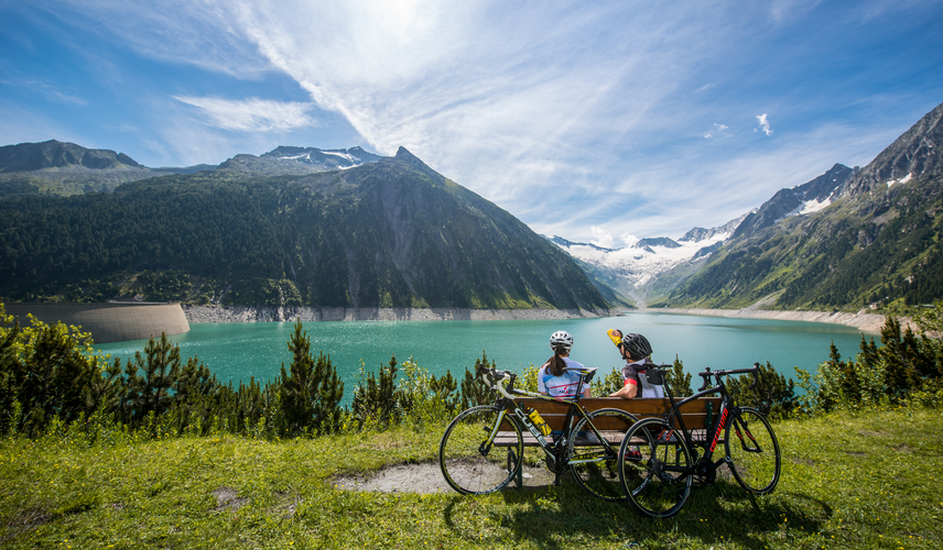 Zwei Personen machen eine Pause mit Rennrädern im Zillertal