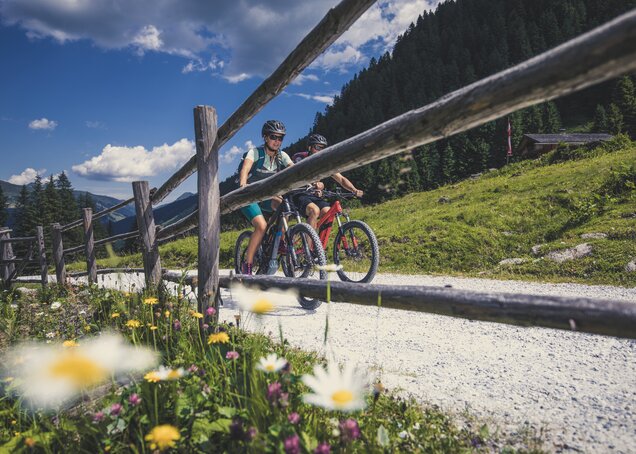 Zwei Personen fahren mit E-Bikes in der ZillertalArena