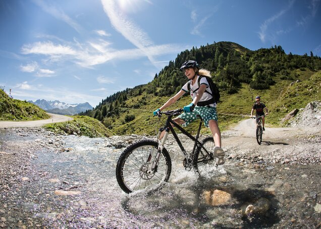 E-Biken Zillertalarena Panoramatour Bachüberquerung Hotel Theresa im Zillertal