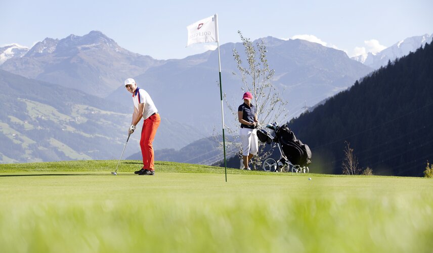 Auf dem Bild ist ein 18-Loch Golfplatz im Zillertal zu sehen