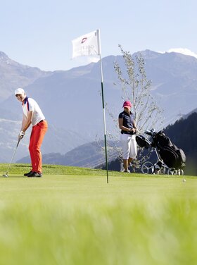 The picture shows an 18-hole golf course in Zillertal