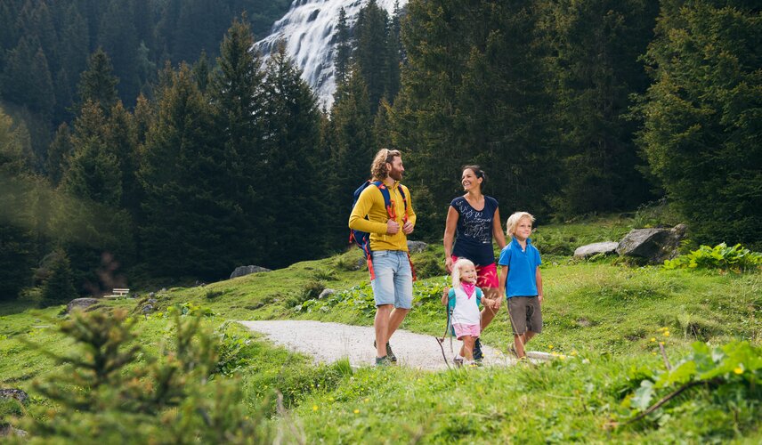 Eine Familie wandert im Zillertal in der Nähe des Hotel Theresa im Zillertal