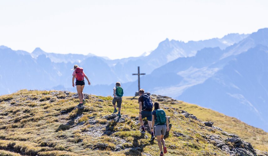 Eine Familie wandert in der Zillertal Arena am Isskogel