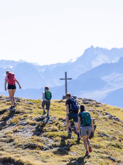 Eine Familie wandert in der Zillertal Arena am Isskogel