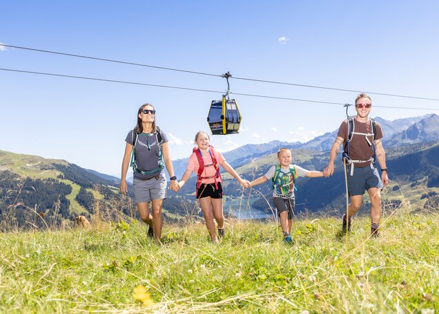 Eine Familie wandert am Isskogel in der ZillertalArena