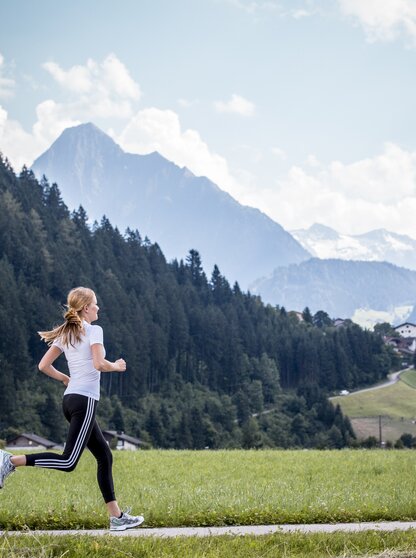 Aktivprogramm Joggen über Felder Hotel Theresa Zillertal