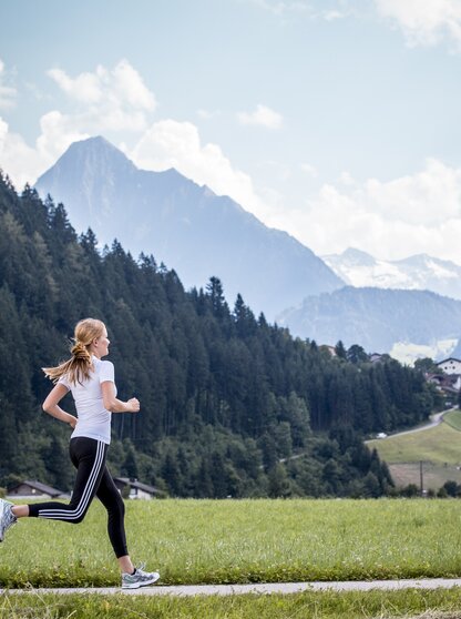 Aktivprogramm Joggen über Felder Hotel Theresa Zillertal Aktivprogramm Joggen über Felder Hotel Theresa Zillertal