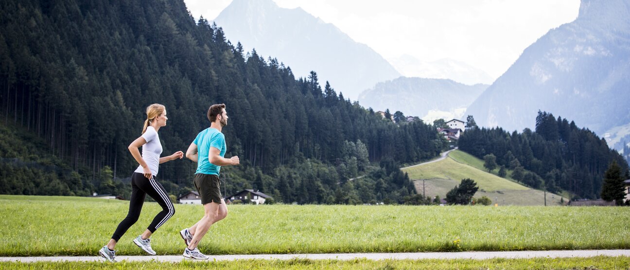 Aktivprogramm Joggen über Felder zu Zweit Hotel Theresa Zillertal