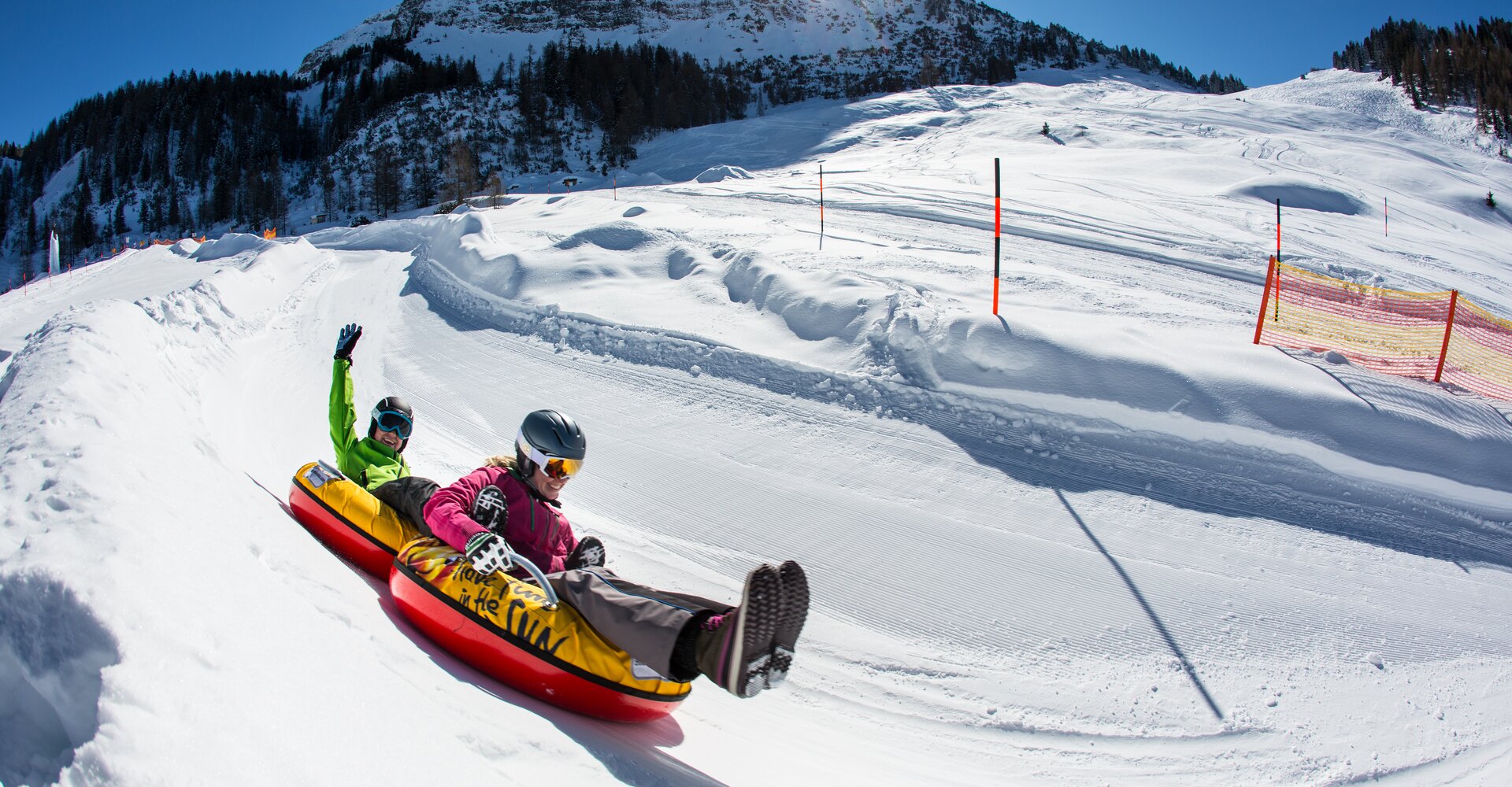 Zwei Personen haben Spaß beim Snowtubing in der Zillertal Arena