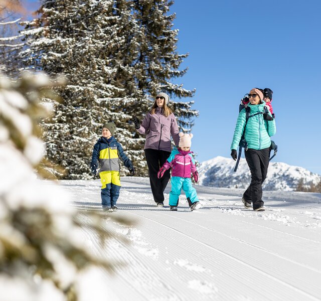 Winterwandern Familie Gerlos Almpromenade Zillertalarena Hotel Theresa im Zillertal