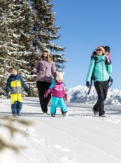 Winterwandern Familie Gerlos Almpromenade Zillertalarena Hotel Theresa im Zillertal