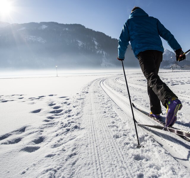 Ein Mann läuft im Winter auf einer Langlaufloipe im Zillertal beim Hotel Theresa im Zillertal