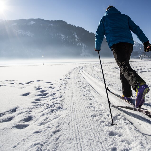 Ein Mann läuft im Winter auf einer Langlaufloipe im Zillertal beim Hotel Theresa im Zillertal