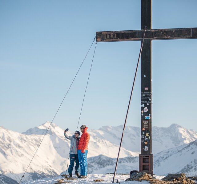 Ein Paar macht eine Winterwanderung in Königsleiten in der ZillertalArena