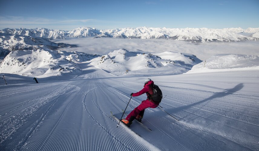 Eine Person genießt den Skispaß in der Zillertal Arena