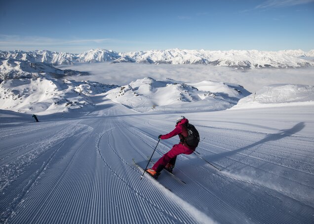 Eine Person genießt den Skispaß in der Zillertal Arena