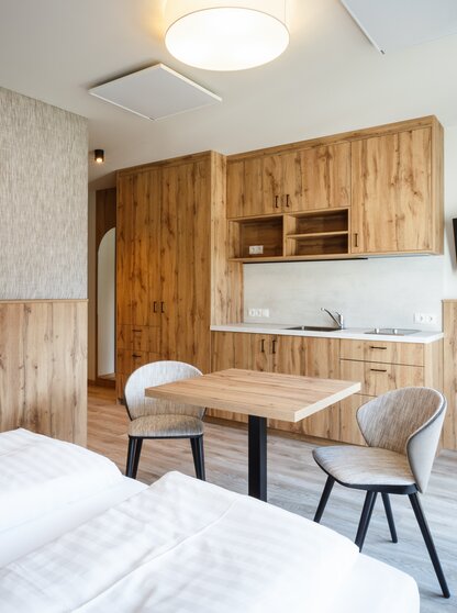 Essbereich und Küchenzeile Zimmer im Teamhaus Hotel Theresa im Zillertal